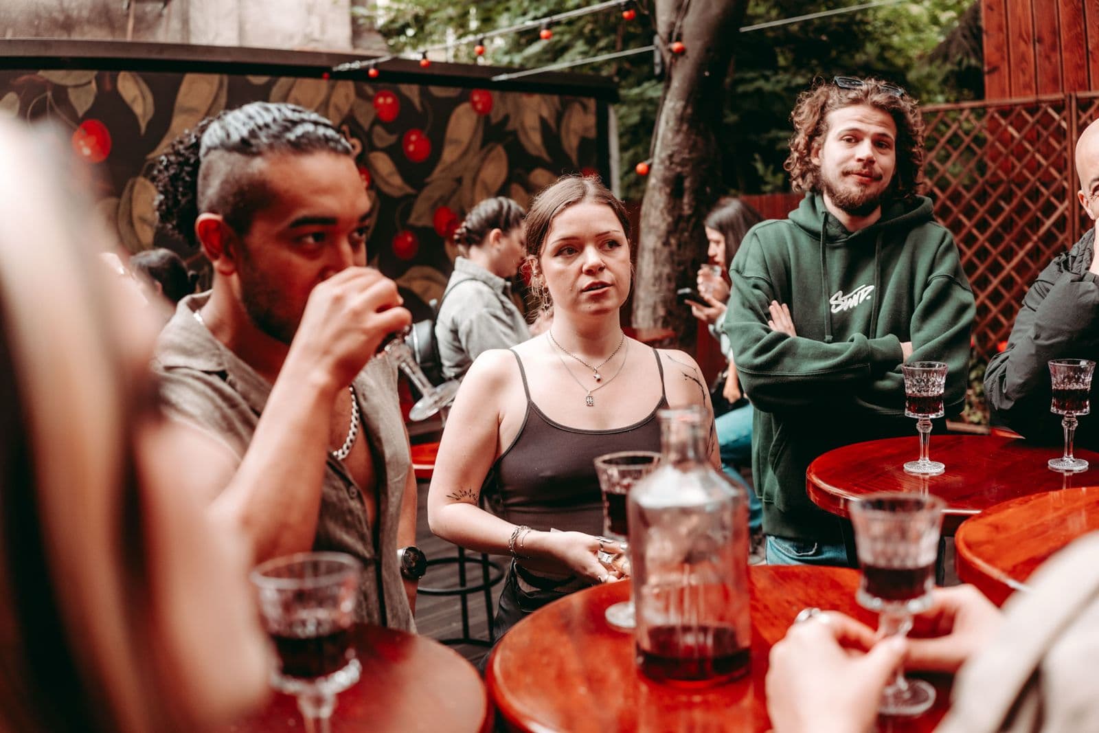 Reisende genießen die Bartour um 19:30