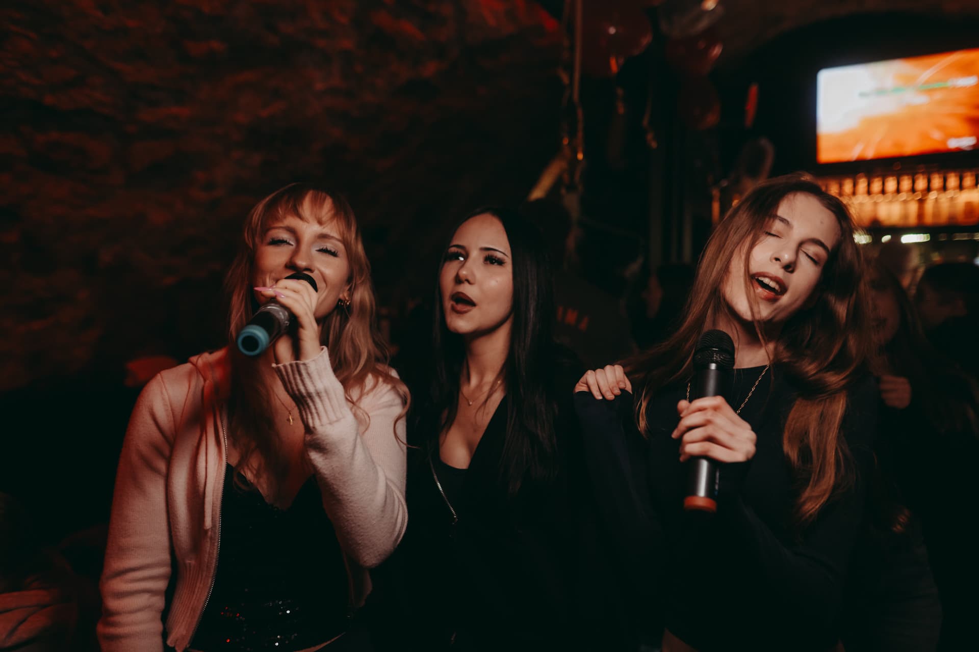 Guests singing during the Krakow Sip and Sing karaoke night